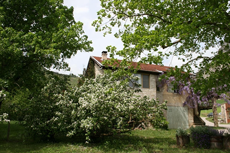 Le gîte vu de l'Est,au printemps.