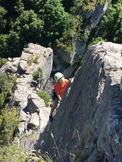 Enfant sur falaise