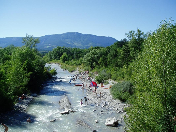 Baignade à la rivière Drôme l'été à 3 km