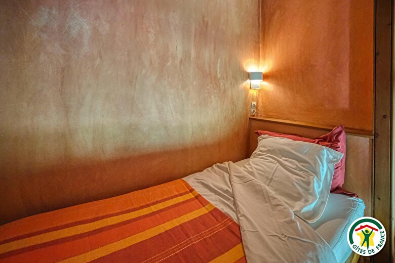 Sur la mezzanine : le lit en 90x190cm