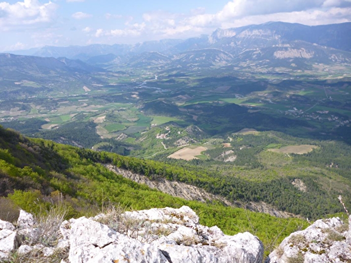 Au pas de La Pousterle, vue sur le village de Jansac, la vallée Dioise et le massif du Vercors