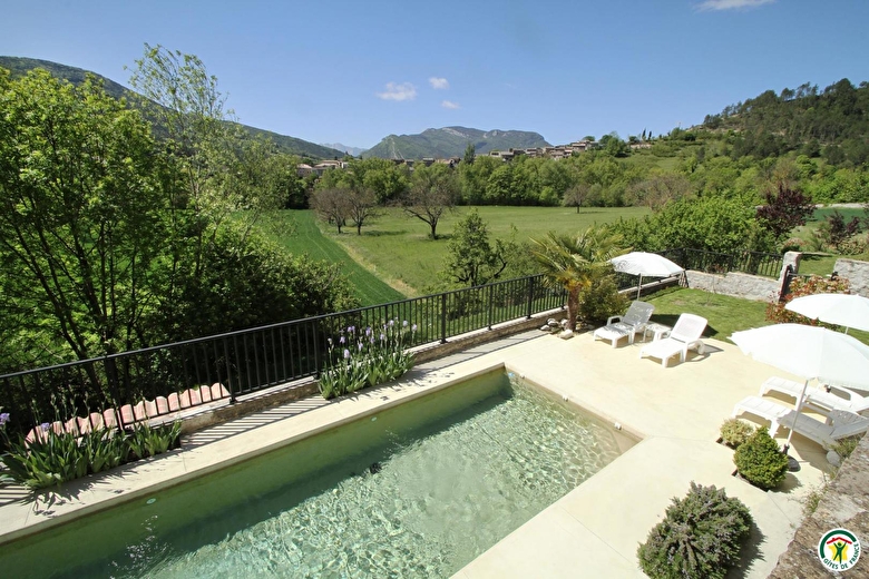 La piscine jouit d'une vue exceptionnelle