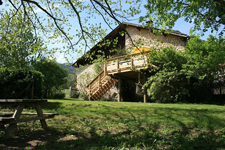 Votre jardin privatif ombragé et clôturé. Une terrasse au Sud et une table à l'ombre du tilleul pour les chaudes journées d'été.