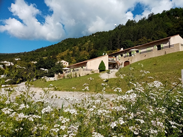 Vues extérieures avec fleurs