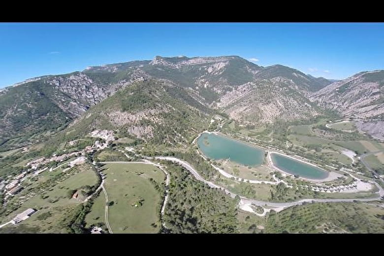 Vue aérienne du village de Cornillon sur l' Oule et du plan d' eau du pas des Ondes 