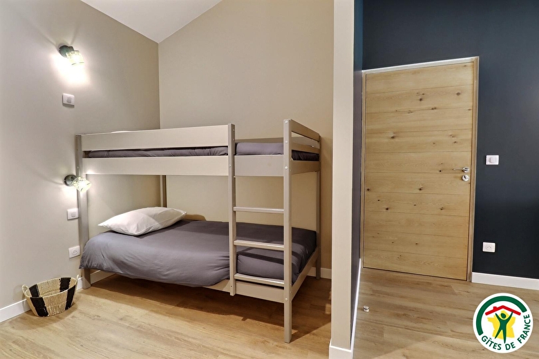 Un lit double ou deux lits simples (1x180 ou 2x90 x200) et deux lits simples (2x90x190) dont un lit superposé, TV, table