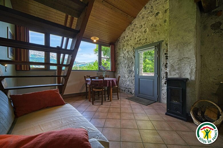 L'entrée du gîte ouvre sur la pièce de vie et son pôele à bois (bois fourni)