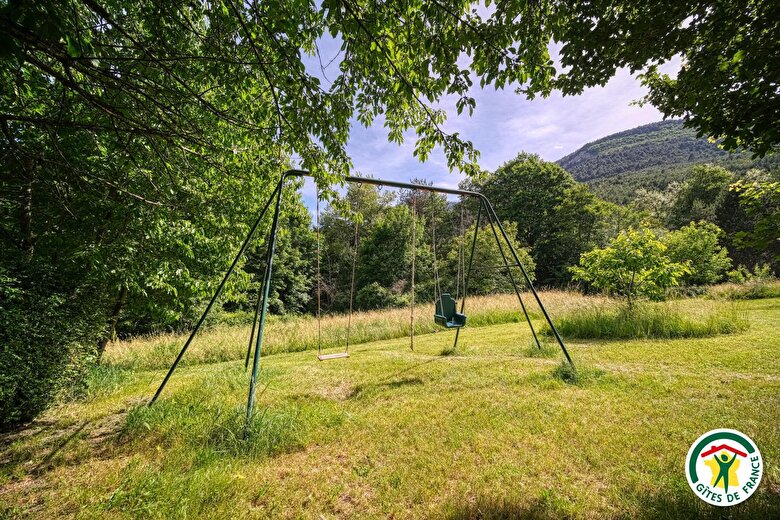 A l'extérieur du jardin, portique partagé avec les locataires des yourtes
