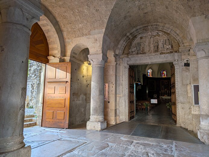 Porche cathédrale de Die