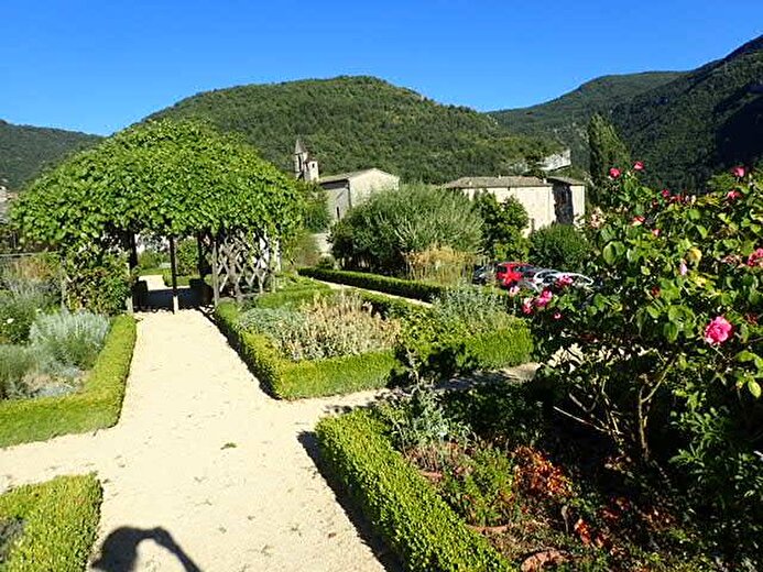 Découverte du jardin botanique de l'Ancien Monastère de Sainte-Croix avec Lise-May