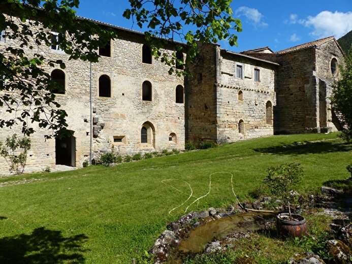 Gîtes d'étape et de séjour de l'Abbaye de Valcroissant