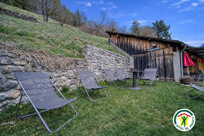 Transats dans le jardin clos