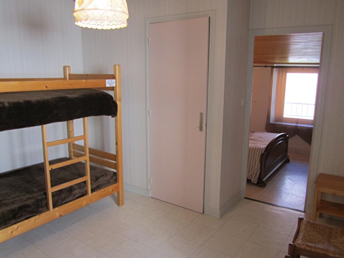 Les deux chambres communicantes (1x140)(2x90, lits superposés)