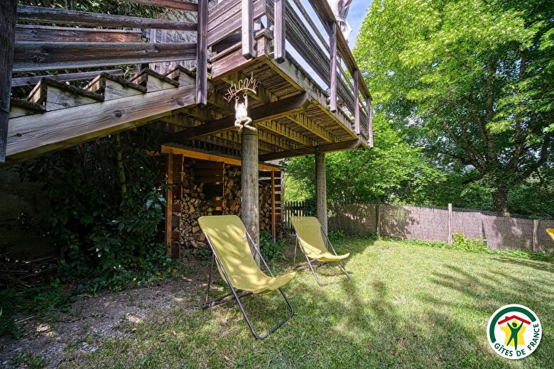 Accès au gîte par un escalier et une terrasse fermée. Des transats pour se relaxer... 