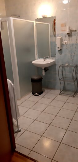 Salle de bain  de la chambre familiale