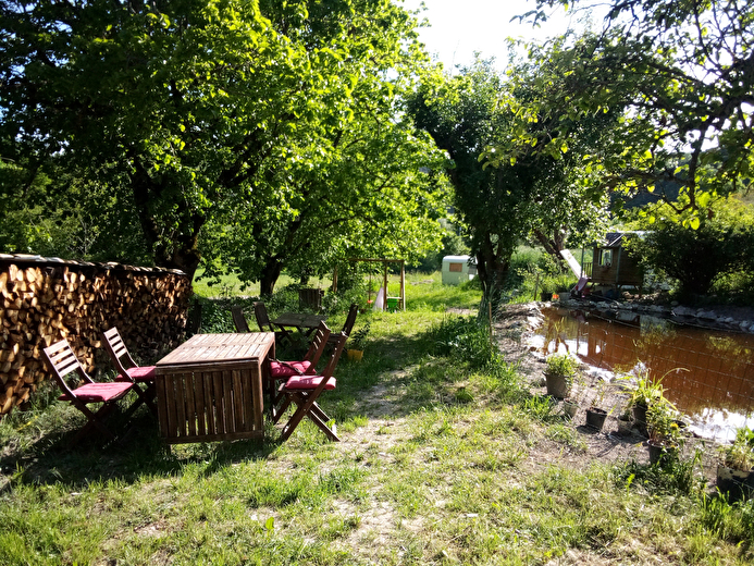 Salon de jardin et mare