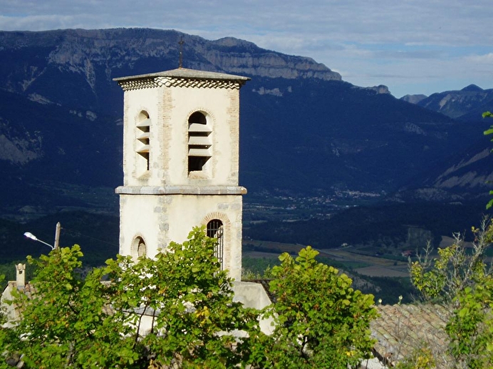 Le clocher en haut du village avec la vue sur la vallée et sur le massif du Vercors