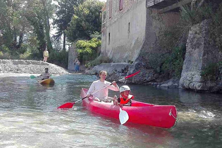 Kayak sur la rivière Drôme au pied du Moulin de Solaure