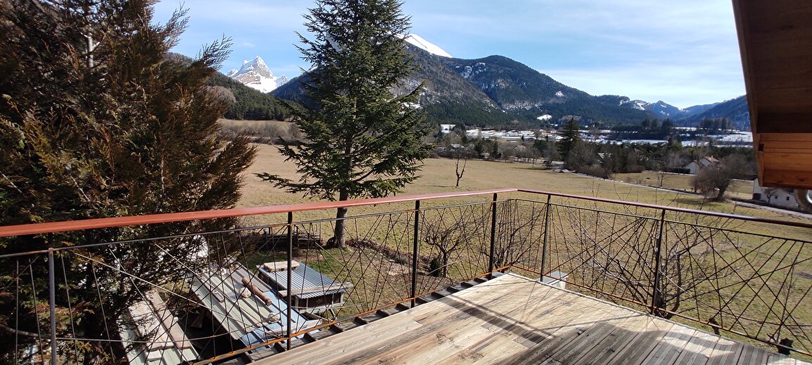 Terrasse 1er étage vue montagne
