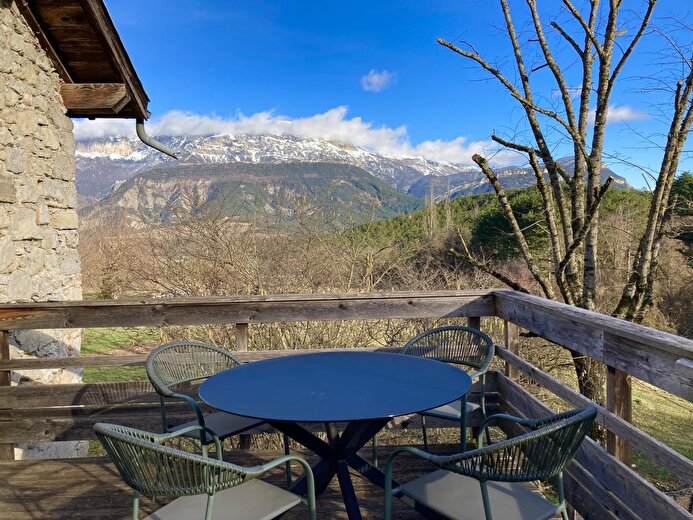 En hiver, l'absence de feuillage ouvre encore plus la vue sur le massif du Glandasse (Vercors) et ses falaises enneigées