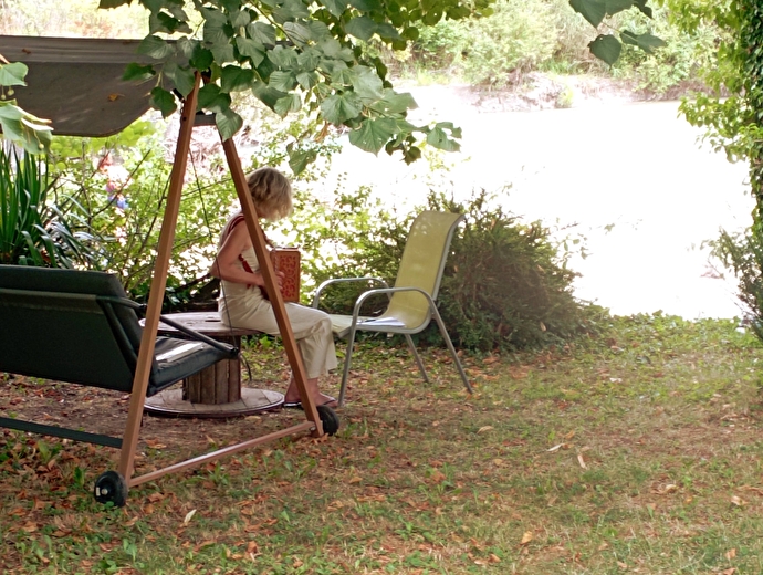 Balancelle en bord de rivière