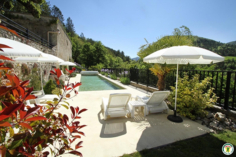 La piscine se trouve sur une terrasse en contrebas du domaine