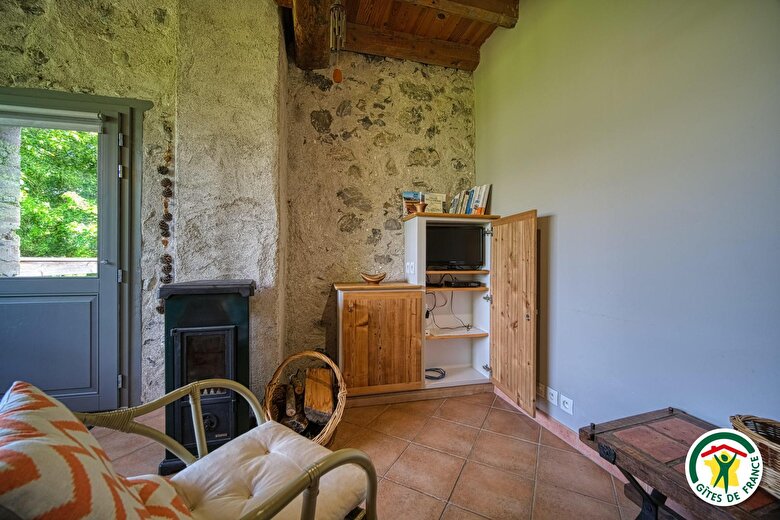 Le coin salon avec TV, chaine hifi CD-bluetooth