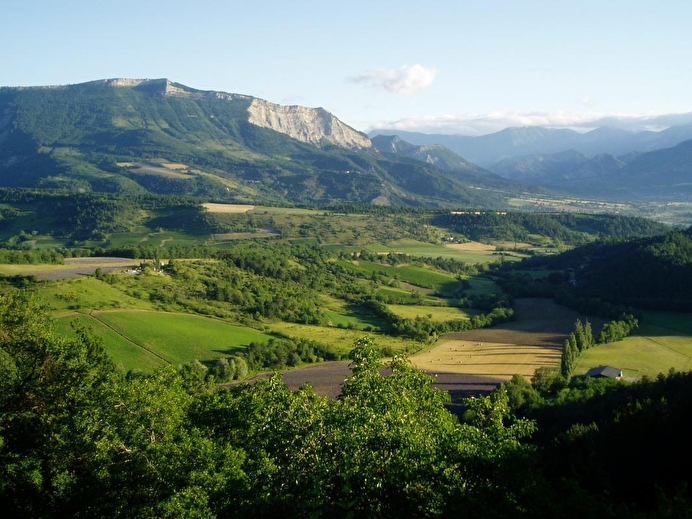 Au sommet du village, vue sur la vallée du Diois