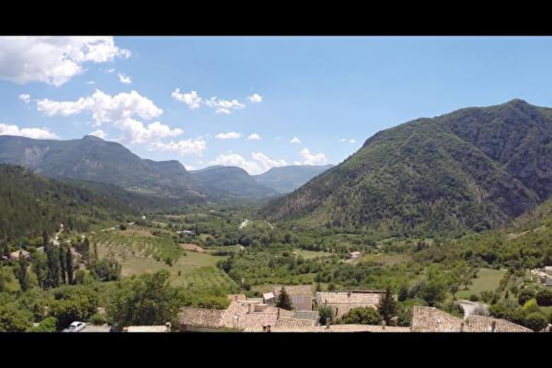 Vue aérienne de la vallée de l' Oule au dessus du gîte