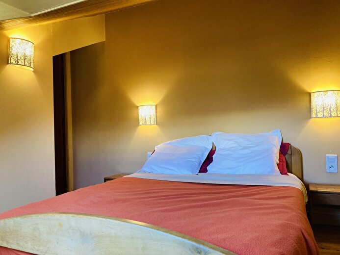 La chambre mansardée, lit 140x200cm, velux avec store et vue sur la montagne