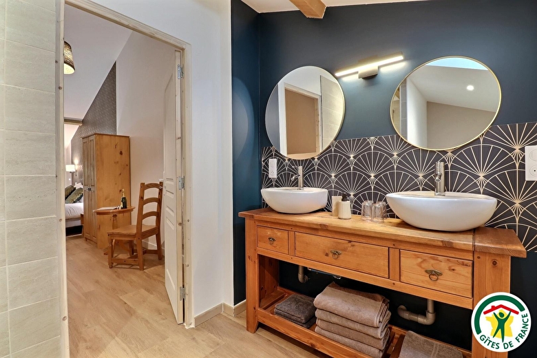 Salle d'eau avec double vasque, douche italienne et wc