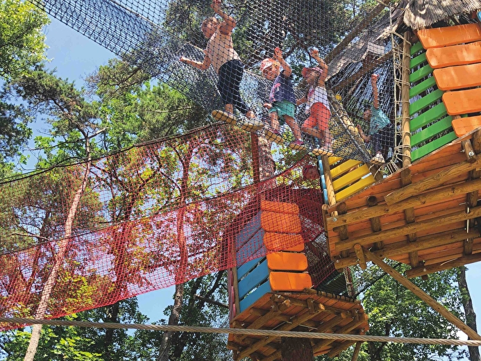 Cabanes et filets perchés