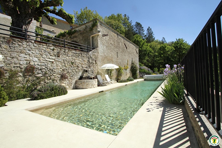 La piscine est plein sud et baignée par le soleil