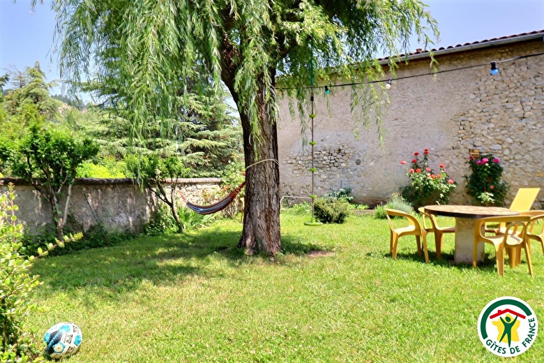 Jardin clos, attenant à la maison d'hôtes avec salon de jardin, bains de soleil et hamac
