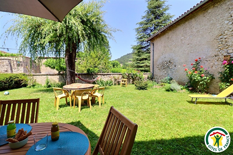 Jardin clos, attenant à la maison d'hôtes avec salon de jardin, bains de soleil et hamac