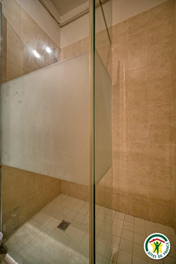 La salle d'eau avec douche italienne, paroi