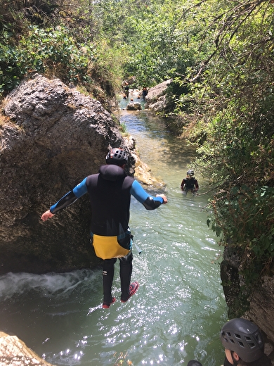 Saut dans la rivière
