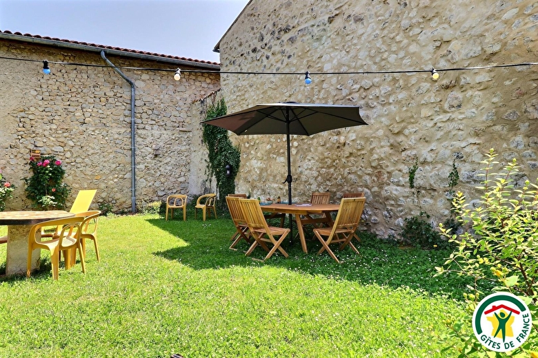 Jardin clos, attenant à la maison d'hôtes avec salon de jardin, bains de soleil et hamac