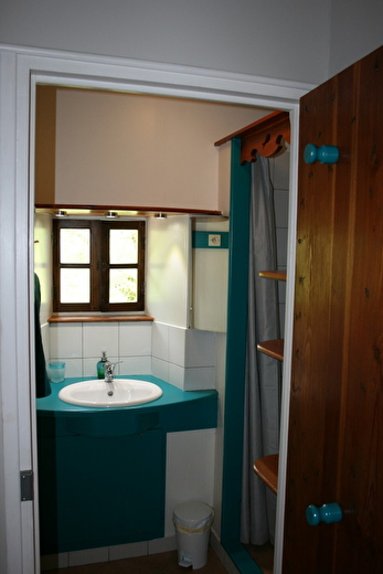 Salle d'eau avec WC séparés.