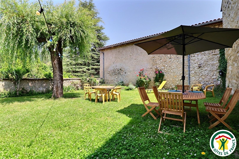 Jardin clos, attenant à la maison d'hôtes avec salon de jardin, bains de soleil et hamac