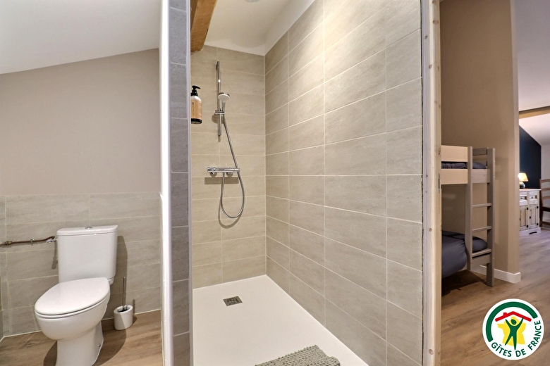 Salle d'eau avec double vasque, douche italienne et wc