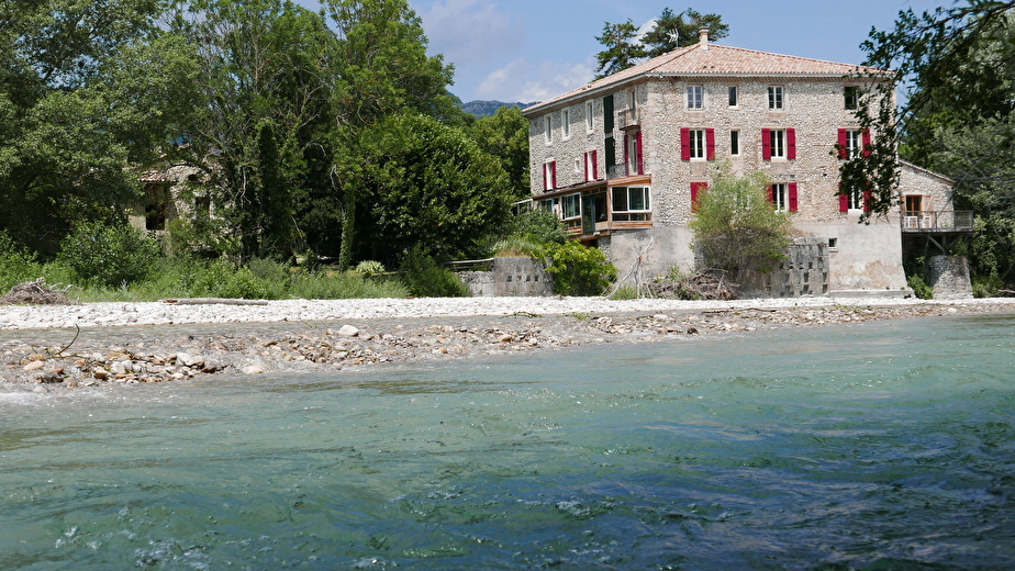 maison et rivière