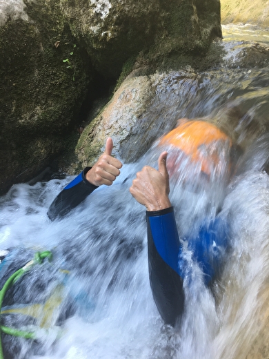 Sous la cascade