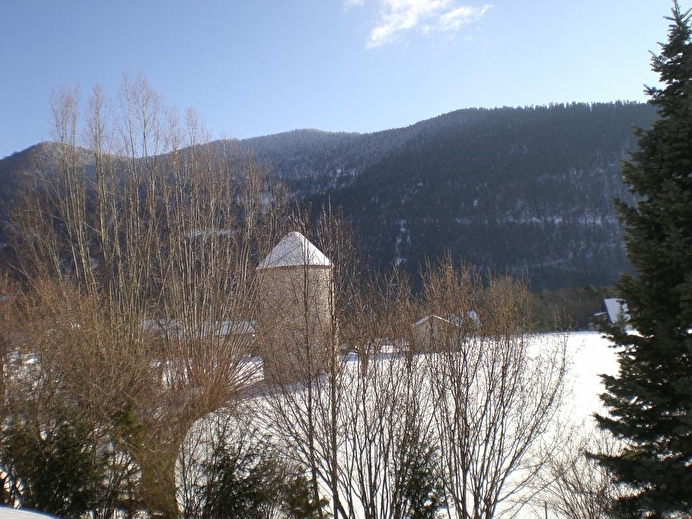 Vue du gîte l'hiver par temps de neige