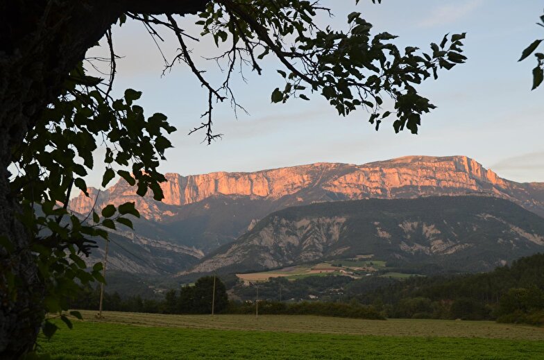 On ne se lasse pas de couchers de soleil qui colorent les falaises du Glandasse