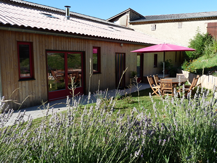 Façade et terrasse extérieure