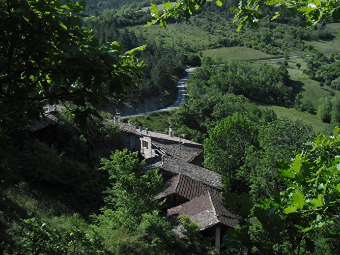 Vue du haut du village sur la route du col de Pennes