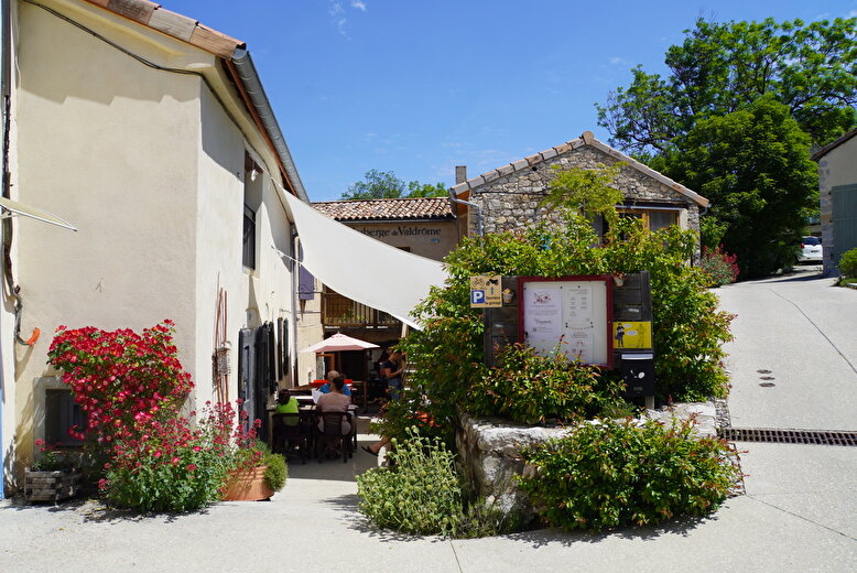 Entrée Auberge de Valdrôme avec terrasse