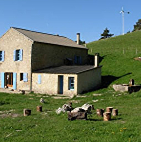 Alpage et le gite de la Tour de Borne