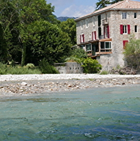 Le Moulin vu de la rivière Drôme